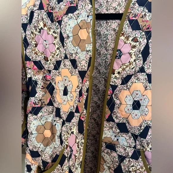 Quilted patchwork floral lightweight jacket convertible vest! - Picture 2 of 8